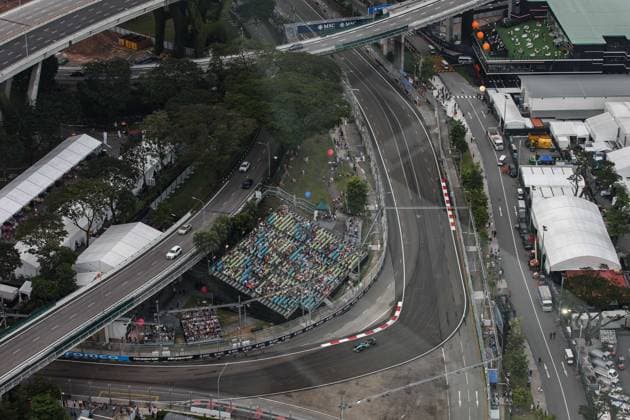 44 HAMILTON Lewis (gbr), Mercedes AMG F1 Team W15, action aerial viewpoint during the Formula 1 Singapore Grand Prix 2024, 18th round of the 2024 Formula One World Championship, WM, Weltmeisterschaft from September 20 to 22, 2024 on the Marina Bay Circuit, in Singapore, Singapore - F1 - SINGAPORE GRAND PRIX 2024 DPPI Panoramic  240921_R18_SINGAPORE_DP_XB3_0369