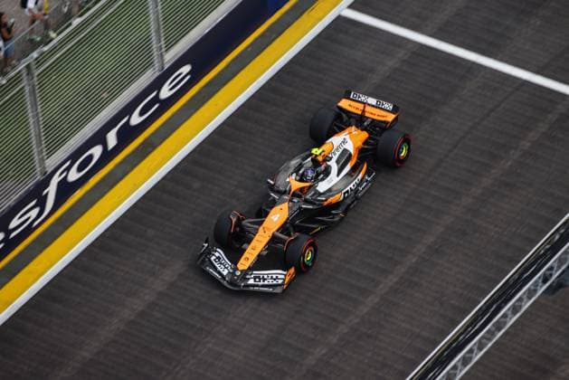 04 NORRIS Lando (gbr), McLaren F1 Team MCL38, action aerial viewpoint during the Formula 1 Singapore Grand Prix 2024, 18th round of the 2024 Formula One World Championship, WM, Weltmeisterschaft from September 20 to 22, 2024 on the Marina Bay Circuit, in Singapore, Singapore - F1 - SINGAPORE GRAND PRIX 2024 DPPI Panoramic  240921_R18_SINGAPORE_DP_XB5_9953