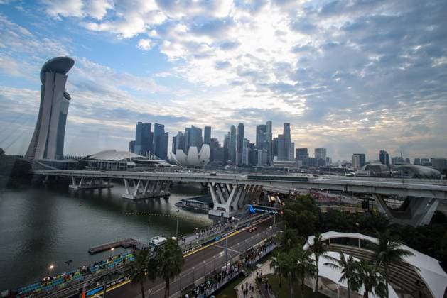 04 NORRIS Lando (gbr), McLaren F1 Team MCL38, action aerial viewpoint Singapore skyline during the Formula 1 Singapore Grand Prix 2024, 18th round of the 2024 Formula One World Championship, WM, Weltmeisterschaft from September 20 to 22, 2024 on the Marina Bay Circuit, in Singapore, Singapore - F1 - SINGAPORE GRAND PRIX 2024 DPPI Panoramic  240921_R18_SINGAPORE_DP_XB5_9972