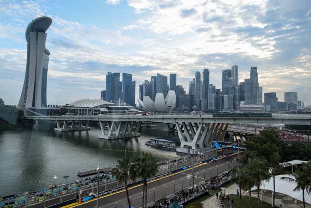 20 MAGNUSSEN Kevin (den), Haas F1 Team VF-24 Ferrari, action aerial viewpoint Singapore skyline during the Formula 1 Singapore Grand Prix 2024, 18th round of the 2024 Formula One World Championship, WM, Weltmeisterschaft from September 20 to 22, 2024 on the Marina Bay Circuit, in Singapore, Singapore - F1 - SINGAPORE GRAND PRIX 2024 DPPI Panoramic  240921_R18_SINGAPORE_DP_XB5_9977