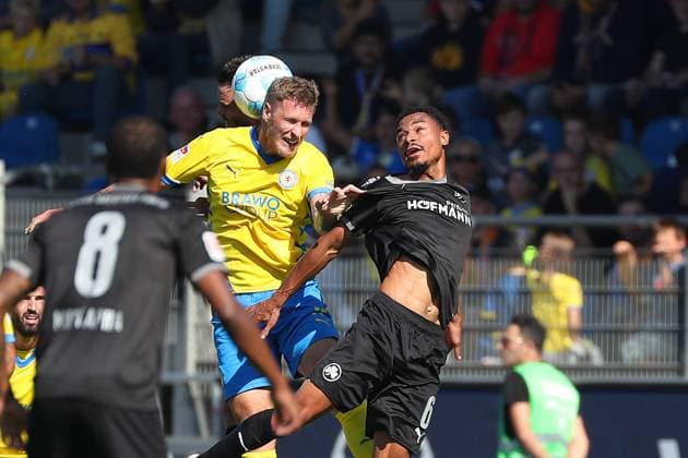 Braunschweig vs Fürth, 2 BL Braunschweig, 21 09 2024, FUßBALL Eintracht Braunschweig vs SpVgg Greuther Fürth, 2 BL, Season 2024 25 Sebastian Polter Eintracht Braunschweig , Sascha Banse Greuther Fürth Braunschweig