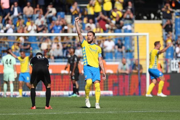 Braunschweig vs Fürth, 2 BL Braunschweig, 21 09 2024, FOOTBALL Eintracht Braunschweig vs SpVgg Greuther Fürth, 2 BL, Season 2024 25 Ermin Bicakcic Eintracht Braunschweig Eintracht Braunschweig celebrates after his goal to 1 0 from Rayan Philippe Eintracht Braunschweig Braunschweig