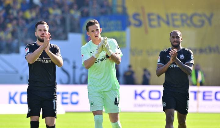 21 09 2024 Soccer Season 2024 2025 2 Soccer Bundesliga 06 Matchday BTSV Eintracht Braunschweig SpVgg Greuther Fürth Kleeblatt Sportfoto Zink MeZi xmexzix DFL regulations prohibit any use of photographs as image sequences and or quasi video only for editorial use Niko Gießelmann Giesselmann 17, SpVgg Greuther Fürth Nahuel Noll 44, SpVgg Greuther Fürth Marlon Mustapha 8, SpVgg Greuther Fürth, right clap to fans