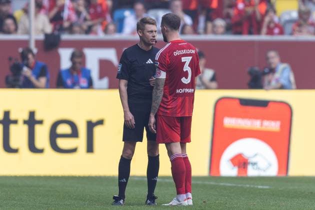 Soccer 2 Bundesliga 6 Matchday Fortuna Düsseldorf 1 FC Köln on 21 09 2024 at Merkur Spiel Arena in Düsseldorf Referee Christian Dingert Lebecksmühle , left in conversation with Andre Hoffmann Düsseldorf , right DFB regulations prohibit any use of photographs as image sequences and or quasi video xJRx