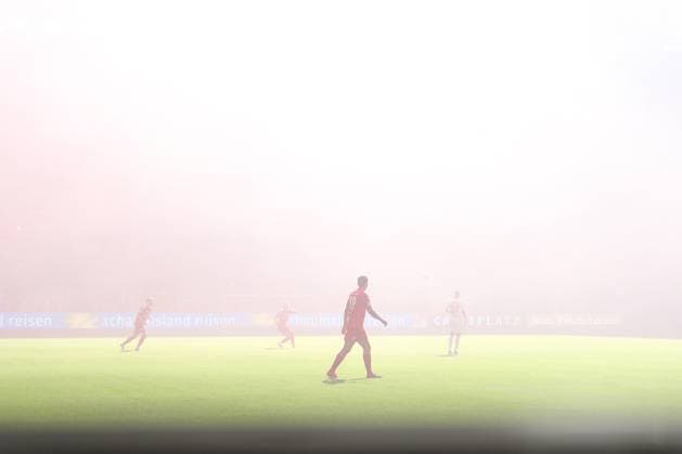 21 09 2024, 2 Fußball Bundesliga, Fortuna Düsseldorf 1 FC Köln, Merkur Spiel Arena, Saison 2024 2025 Dense clouds of smoke over the pitch DFB regulations prohibit any use of photographs as image sequences and or quasi video Nordrhein Westfalen Germany