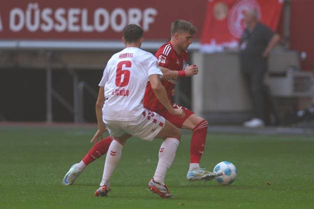 21 09 2024, 2 Fußball Bundesliga, Fortuna Düsseldorf 1 FC Köln, Merkur Spiel Arena, Saison 2024 2025 Tim Rossmann Fortuna Düsseldorf 21 Eric Martel 1 FC Köln 6 DFB regulations prohibit any use of photographs as image sequences and or quasi video Nordrhein Westfalen Germany