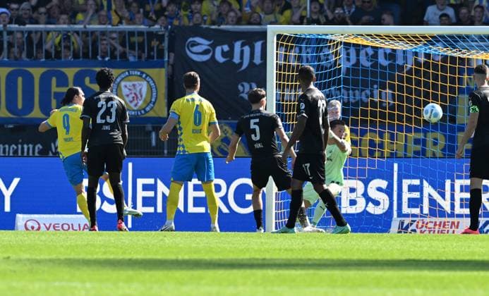 21 09 2024 Soccer Season 2024 2025 2 Soccer Bundesliga 06 Matchday BTSV Eintracht Braunschweig SpVgg Greuther Fürth Kleeblatt Sportfoto Zink xwoxzix DFL regulations prohibit any use of photographs as image sequences and or quasi video only for editorial use Rayan Philippe 9, Eintracht Braunschweig BTSV EBS , links erzielt Treffer Tor Torschuß zum 2 0