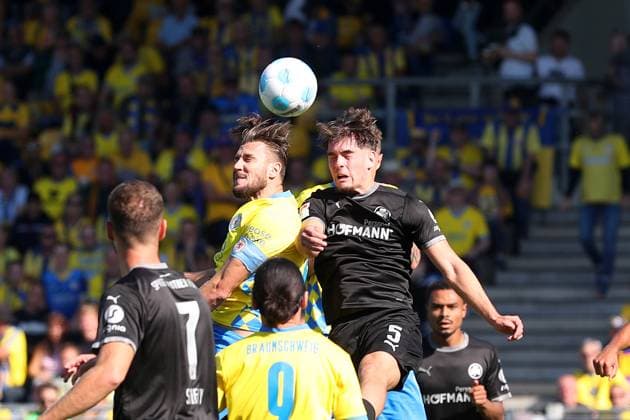 Braunschweig vs Fürth, 2 BL Braunschweig, 21 09 2024, FOOTBALL Eintracht Braunschweig vs SpVgg Greuther Fürth, 2 BL, Season 2024 25 Ermin Bicakcic Eintracht Braunschweig , Reno Münz Greuther Fürth Braunschweig