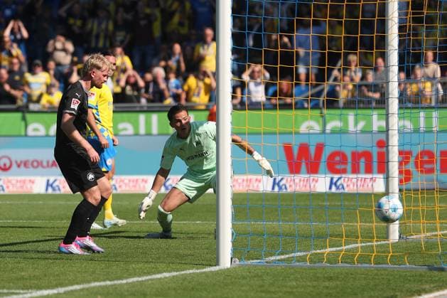 Braunschweig vs Fürth, 2 BL Braunschweig, 21 09 2024, FOOTBALL Eintracht Braunschweig vs SpVgg Greuther Fürth, 2 BL, Season 2024 25 Rayan Philippe Eintracht Braunschweig scores goal for 2 0, Goalkeeper Nahuel Noll Greuther Fürth Braunschweig