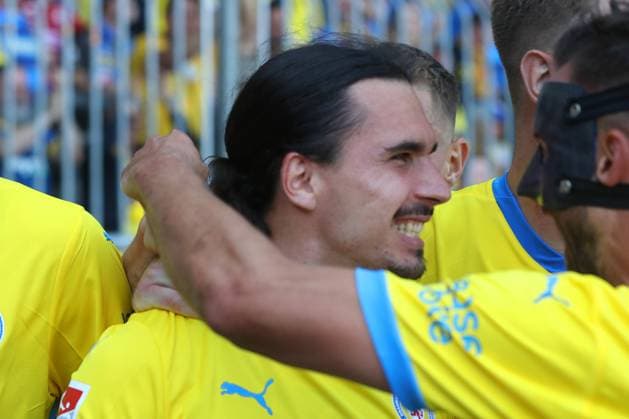 Braunschweig vs Fürth, 2 BL Braunschweig, 21 09 2024, FOOTBALL Eintracht Braunschweig vs SpVgg Greuther Fürth, 2 BL, Season 2024 25 Rayan Philippe Eintracht Braunschweig celebrates with teammates after his goal to make it 2 0 Braunschweig