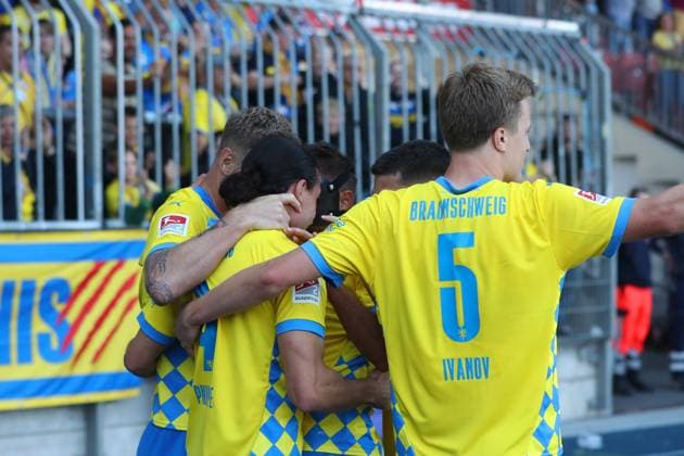Braunschweig vs Fürth, 2 BL Braunschweig, 21 09 2024, FOOTBALL Eintracht Braunschweig vs SpVgg Greuther Fürth, 2 BL, Season 2024 25 Rayan Philippe Eintracht Braunschweig celebrates with teammates after his goal to make it 2 0 Braunschweig