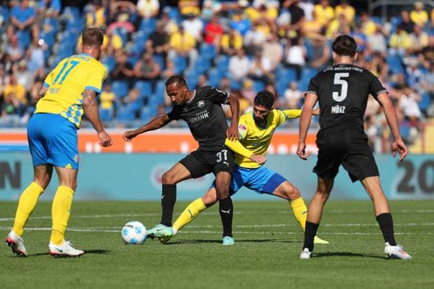 Braunschweig vs Fürth, 2 BL Braunschweig, 21 09 2024, FUßBALL Eintracht Braunschweig vs SpVgg Greuther Fürth, 2 BL, Season 2024 25 Julian Green Greuther Fürth , Fabio Kaufmann Eintracht Braunschweig Braunschweig