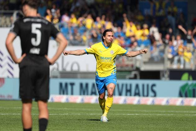 Braunschweig vs Fürth, 2 BL Braunschweig, 21 09 2024, FOOTBALL Eintracht Braunschweig vs SpVgg Greuther Fürth, 2 BL, Season 2024 25 Rayan Philippe Eintracht Braunschweig celebrates after his goal to make it 2 0 Braunschweig