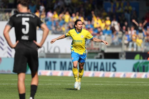 Braunschweig vs Fürth, 2 BL Braunschweig, 21 09 2024, FOOTBALL Eintracht Braunschweig vs SpVgg Greuther Fürth, 2 BL, Season 2024 25 Rayan Philippe Eintracht Braunschweig celebrates after his goal to make it 2 0 Braunschweig