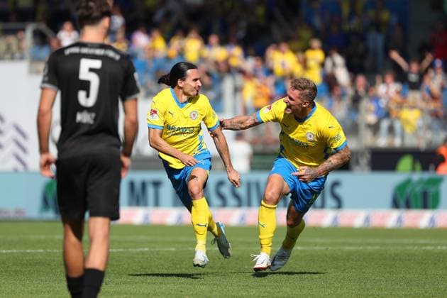 Braunschweig vs Fürth, 2 BL Braunschweig, 21 09 2024, FOOTBALL Eintracht Braunschweig vs SpVgg Greuther Fürth, 2 BL, Season 2024 25 Rayan Philippe Eintracht Braunschweig cheers with Sebastian Polter Eintracht Braunschweig after his goal for 2 0 Braunschweig