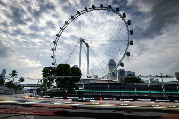 63 RUSSELL George (gbr), Mercedes AMG F1 Team W15, action during the Formula 1 Singapore Grand Prix 2024, 18th round of the 2024 Formula One World Championship, WM, Weltmeisterschaft from September 20 to 22, 2024 on the Marina Bay Circuit, in Singapore, Singapore - F1 - SINGAPORE GRAND PRIX 2024 DPPI Panoramic  240921_R18_SINGAPORE_DP_FGDN7800