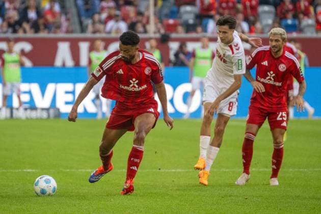 21 09 2024, Soccer 2 Bundesliga, Season 2024 2025, Matchday 06, Fortuna Duesseldorf vs 1 FC Koeln in the Merkur Spiel Arena Rhein in Duesseldorf duel between Emmanuel Iyoha Fortuna Duesseldorf, 19 , Denis Huseinbasic 1 FC Koeln, 08 and Matthias Zimmermann Fortuna Duesseldorf, 25 Important note In accordance with the regulations of the DFL German Football League and the DFB German Football Association, it is prohibited to utilize or have utilized photographs taken in the stadium and or of the match in the form of sequential images and or video-like photo series Foto Kirchner Media TH Copyright: xKirchner-Media THx
