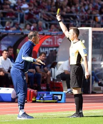 21 09 2024, xhbx, Fußball 2 Bundesliga, 1 FC Nuernberg Hertha BSC Berlin emspor, v l Gelbe Karte fuer, receive a yellow card, Trainer Cristian Fiel Hertha BSC Berlin , Lukas Benen DFB Schiedsrichter DFL DFB REGULATIONS PROHIBIT ANY USE OF PHOTOGRAPHS as IMAGE SEQUENCES and or QUASI VIDEO Nuernberg