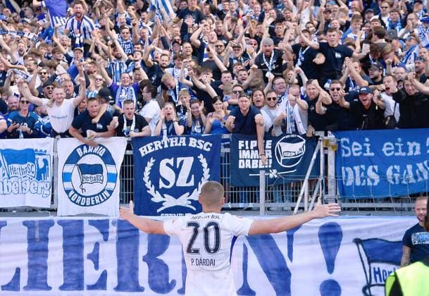 21 09 2024, xhbx, Fußball 2 Bundesliga, 1 FC Nuernberg Hertha BSC Berlin emspor, v l Torjubel, Goal celebration, celebrate the goal 0 2 durch Palko Dardai Hertha BSC Berlin DFL DFB REGULATIONS PROHIBIT ANY USE OF PHOTOGRAPHS as IMAGE SEQUENCES and or QUASI VIDEO Nuernberg