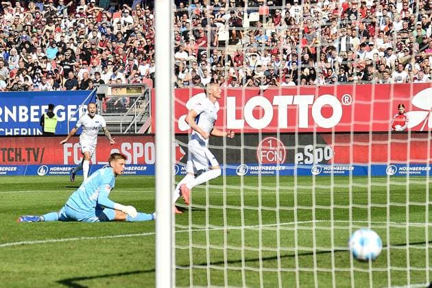 21 09 2024, xhbx, Fußball 2 Bundesliga, 1 FC Nuernberg Hertha BSC Berlin emspor, v l Goal scored, Tor zum 0 2 Jan Reichert 1 FC Nuernberg , Palko Dardai Hertha BSC Berlin 9 DFL DFB REGULATIONS PROHIBIT ANY USE OF PHOTOGRAPHS as IMAGE SEQUENCES and or QUASI VIDEO Nuernberg