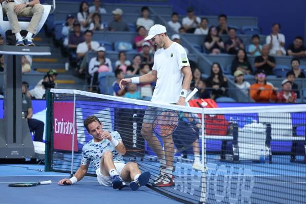 HANGZHOU, CHINA - SEPTEMBER 21: Mitchell Krueger of United States greets Roberto Carballes Baena of Spain during the Men s Singles Round of 16 match on day 4 of 2024 Hangzhou Open at the Hangzhou Olympic Sports Expo Center on September 21, 2024 in Hangzhou, Zhejiang Province of China.  Copyright: xVCGx 111519298370