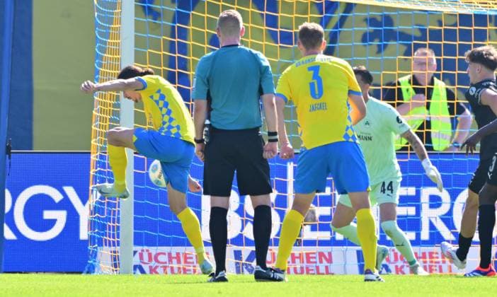 21 09 2024 Soccer Season 2024 2025 2 Soccer Bundesliga 06 Matchday BTSV Eintracht Braunschweig SpVgg Greuther Fürth Kleeblatt Sportfoto Zink MeZi xmexzix DFL regulations prohibit any use of photographs as image sequences and or quasi video only for editorial use Rayan Philippe 9, Eintracht Braunschweig BTSV EBS erzielt Treffer Tor Torschuß zum 2 0