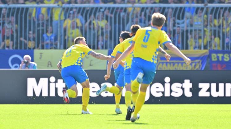 21 09 2024 Soccer Season 2024 2025 2 Soccer Bundesliga 06 Matchday BTSV Eintracht Braunschweig SpVgg Greuther Fürth Kleeblatt Sportfoto Zink MeZi xmexzix DFL regulations prohibit any use of photographs as image sequences and or quasi video only for editorial use Torjubel Jubel nach Treffer Tor Torschuß zum 2 0 durch Rayan Philippe 9, Eintracht Braunschweig BTSV EBS