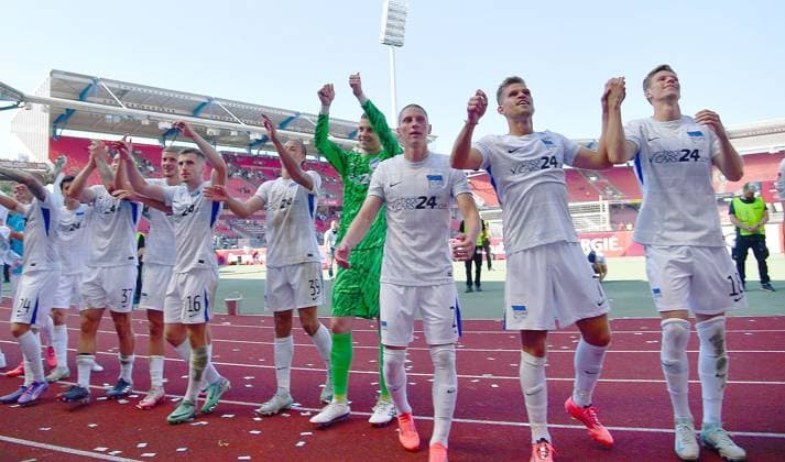 21 09 2024, xhbx, Soccer 2 Bundesliga, 1 FC Nuernberg Hertha BSC Berlin emspor, v l players, team, team of Hertha BSC Berlin cheering after the end of the match DFL DFB REGULATIONS PROHIBIT ANY USE OF PHOTOGRAPHS as IMAGE SEQUENCES and or QUASI VIDEO Nuernberg