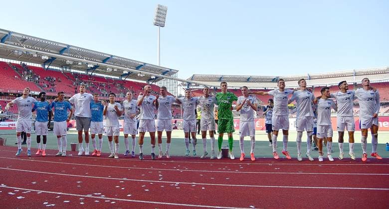 21 09 2024, xhbx, Soccer 2 Bundesliga, 1 FC Nuernberg Hertha BSC Berlin emspor, v l players, team, team of Hertha BSC Berlin cheering after the end of the match DFL DFB REGULATIONS PROHIBIT ANY USE OF PHOTOGRAPHS as IMAGE SEQUENCES and or QUASI VIDEO Nuernberg