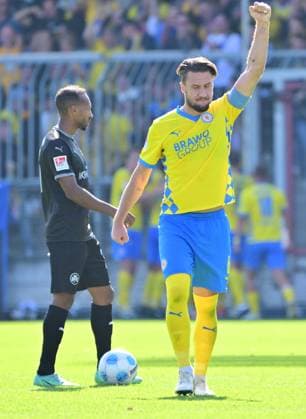 21 09 2024 Soccer Season 2024 2025 2 Soccer Bundesliga 06 Matchday BTSV Eintracht Braunschweig SpVgg Greuther Fürth Kleeblatt Sportfoto Zink MeZi xmexzix DFL regulations prohibit any use of photographs as image sequences and or quasi video only for editorial use Ermin Bicakcic 6, Eintracht Braunschweig BTSV EBS ballt Faust Fäuste Jubel Freude nach Treffer Tor Torschuß zum 2 0