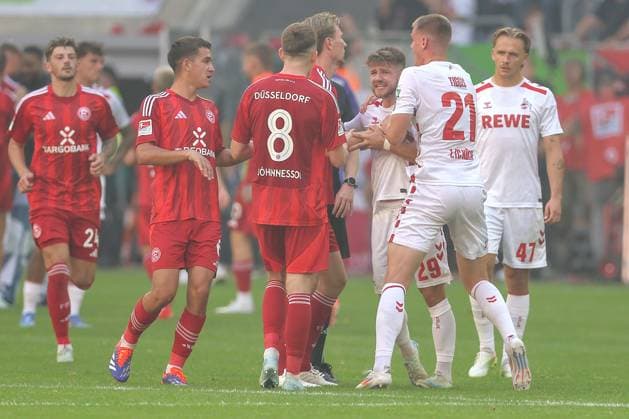 21 09 2024, 2 Fußball Bundesliga, Fortuna Düsseldorf 1 FC Köln, Merkur Spiel Arena, Saison 2024 2025 Hitziges Gemege nach dem 2 2 Endstand Jan Thielmann 1 FC Köln 29 wird nach dem Abpfiff wild gestikulierend Handgreiflich und muss von Steffen Tigges 1 FC Köln 21 zurückhalten werden DFB regulations prohibit any use of photographs as image sequences and or quasi video Nordrhein Westfalen Deutschland