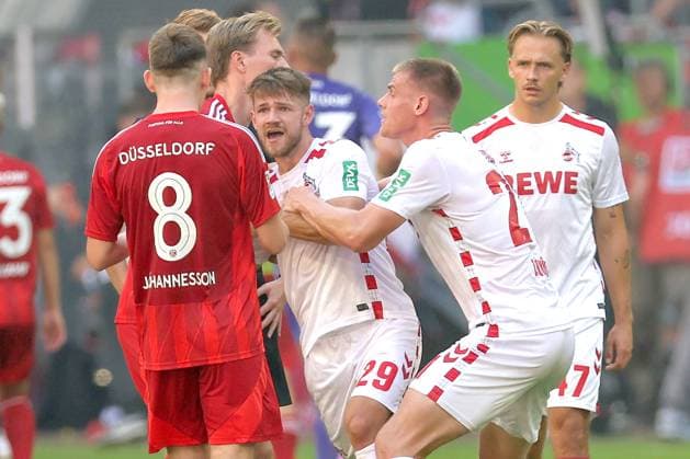 21 09 2024, 2 Fußball Bundesliga, Fortuna Düsseldorf 1 FC Köln, Merkur Spiel Arena, Saison 2024 2025 Hitziges Gemege nach dem 2 2 Endstand Jan Thielmann 1 FC Köln 29 wird nach dem Abpfiff wild gestikulierend Handgreiflich und muss von Steffen Tigges 1 FC Köln 21 zurückhalten werden DFB regulations prohibit any use of photographs as image sequences and or quasi video Nordrhein Westfalen Deutschland