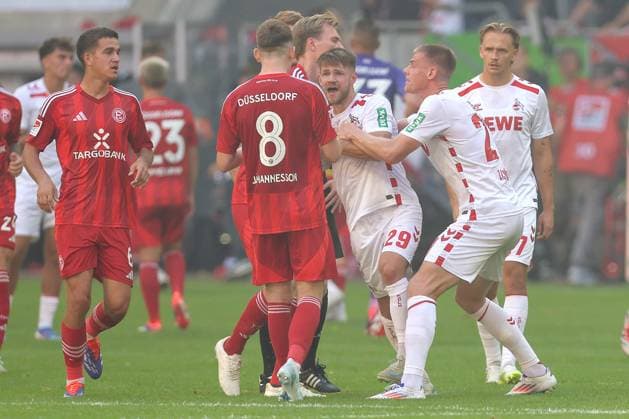 21 09 2024, 2 Fußball Bundesliga, Fortuna Düsseldorf 1 FC Köln, Merkur Spiel Arena, Saison 2024 2025 Hitziges Gemege nach dem 2 2 Endstand Jan Thielmann 1 FC Köln 29 wird nach dem Abpfiff wild gestikulierend Handgreiflich und muss von Steffen Tigges 1 FC Köln 21 zurückhalten werden DFB regulations prohibit any use of photographs as image sequences and or quasi video Nordrhein Westfalen Deutschland