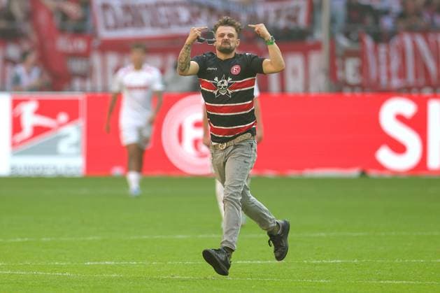 21 09 2024, 2 Fußball Bundesliga, Fortuna Düsseldorf 1 FC Köln, Merkur Spiel Arena, Saison 2024 2025 A streaker runs towards the Cologne guest block cheering and gesticulating after the goal for 2 2 DFB regulations prohibit any use of photographs as image sequences and or quasi video North Rhine-Westphalia Germany