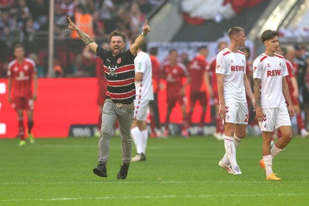 21 09 2024, 2 Fußball Bundesliga, Fortuna Düsseldorf 1 FC Köln, Merkur Spiel Arena, Saison 2024 2025 A streaker runs towards the Cologne guest block cheering and gesticulating after the goal for 2 2 DFB regulations prohibit any use of photographs as image sequences and or quasi video North Rhine-Westphalia Germany