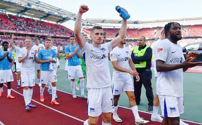 21 09 2024, xhbx, Soccer 2 Bundesliga, 1 FC Nuernberg Hertha BSC Berlin emspor, v l players, team, team of Hertha BSC Berlin cheering after the end of the match DFL DFB REGULATIONS PROHIBIT ANY USE OF PHOTOGRAPHS as IMAGE SEQUENCES and or QUASI VIDEO Nuernberg