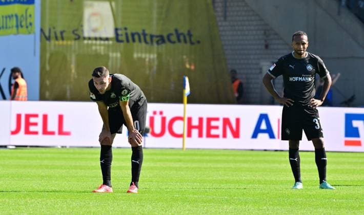 21 09 2024 Soccer season 2024 2025 2 Soccer Bundesliga 06 Matchday BTSV Eintracht Braunschweig SpVgg Greuther Fürth Kleeblatt Sportfoto Zink MeZi xmexzix DFL regulations prohibit any use of photographs as image sequences and or quasi video only for editorial use Branimir Hrgota 10, SpVgg Greuther Fürth Julian Green 37, SpVgg Greuther Fürth, right disappointed Disappointment after the end of the game
