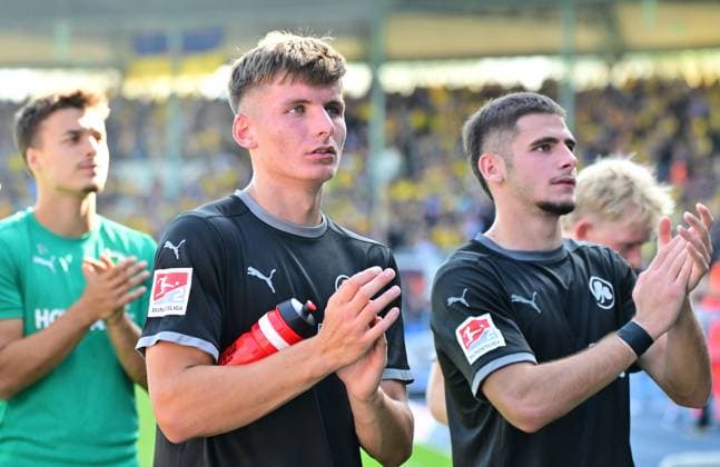 21 09 2024 Soccer season 2024 2025 2 Soccer Bundesliga 06 Matchday BTSV Eintracht Braunschweig SpVgg Greuther Fürth Kleeblatt Sportfoto Zink MeZi xmexzix DFL regulations prohibit any use of photographs as image sequences and or quasi video only for editorial use Matti Wagner 19, SpVgg Greuther Fürth Nemanja Motika 22, SpVgg Greuther Fürth, right after the end of the match