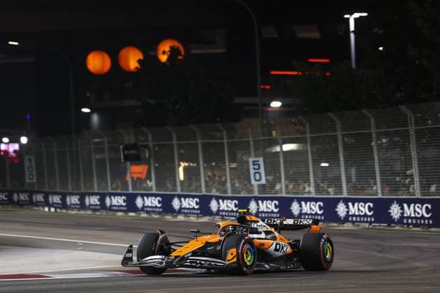 04 NORRIS Lando (gbr), McLaren F1 Team MCL38, action during the Formula 1 Singapore Grand Prix 2024, 18th round of the 2024 Formula One World Championship, WM, Weltmeisterschaft from September 20 to 22, 2024 on the Marina Bay Circuit, in Singapore, Singapore - F1 - SINGAPORE GRAND PRIX 2024 DPPI Panoramic  240921_R18_SINGAPORE_DP_AV6_5038