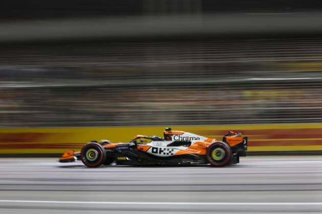 04 NORRIS Lando (gbr), McLaren F1 Team MCL38, action during the Formula 1 Singapore Grand Prix 2024, 18th round of the 2024 Formula One World Championship, WM, Weltmeisterschaft from September 20 to 22, 2024 on the Marina Bay Circuit, in Singapore, Singapore - F1 - SINGAPORE GRAND PRIX 2024 DPPI Panoramic  240921_R18_SINGAPORE_DP_XB3_0677