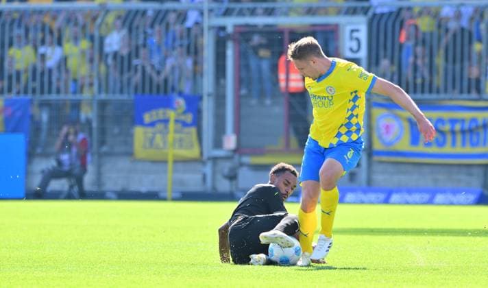 21 09 2024 Soccer Season 2024 2025 2 Soccer Bundesliga 06 Matchday BTSV Eintracht Braunschweig SpVgg Greuther Fürth Kleeblatt Sportfoto Zink MeZi xmexzix DFL regulations prohibit any use of photographs as image sequences and or quasi video only for editorial use Sacha Banse Bansé 6, SpVgg Greuther Fürth Paul Jaeckel 3, Eintracht Braunschweig BTSV EBS, rechts