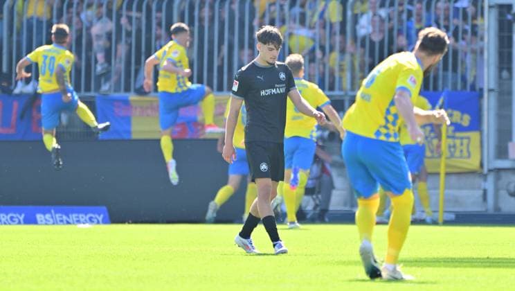 21 09 2024 Soccer Season 2024 2025 2 Soccer Bundesliga 06 Matchday BTSV Eintracht Braunschweig SpVgg Greuther Fürth Kleeblatt Sportfoto Zink MeZi xmexzix DFL regulations prohibit any use of photographs as image sequences and or quasi video only for editorial use Reno Münz Muenz 5, SpVgg Greuther Fürth disappointed disappointment after conceding goal to 2 0