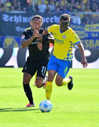 21 09 2024 Soccer Season 2024 2025 2 Soccer Bundesliga 06 Matchday BTSV Eintracht Braunschweig SpVgg Greuther Fürth Kleeblatt Sportfoto Zink MeZi xmexzix DFL regulations prohibit any use of photographs as image sequences and or quasi video only for editorial use Roberto Massimo 11, SpVgg Greuther Fürth Robin Krauße Krausse 39, Eintracht Braunschweig BTSV EBS, rechts