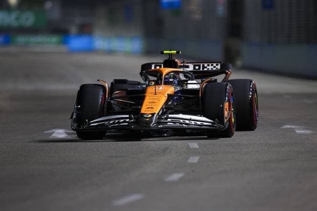 04 NORRIS Lando (gbr), McLaren F1 Team MCL38, action during the Formula 1 Singapore Grand Prix 2024, 18th round of the 2024 Formula One World Championship, WM, Weltmeisterschaft from September 20 to 22, 2024 on the Marina Bay Circuit, in Singapore, Singapore - F1 - SINGAPORE GRAND PRIX 2024 DPPI Panoramic  240921_R18_SINGAPORE_DP_XB3_0722