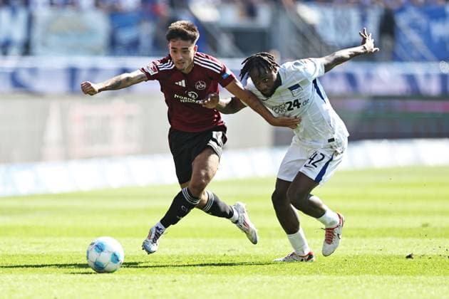 Jens Castrop, FCN, and Deyovaisio Evan Zeefuik, Hertha, in the first round match of the 2024 2025 season between 1 FC Nürnberg and Hertha BSC in Nuremberg 21 09 2024