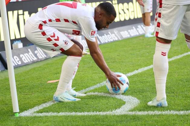 GER, 2 FBL Fortuna Duesseldorf vs 1 FC Koeln 21 09 2024, Merkur Spiel Arena, Duesseldorf, GER, 2 FBL Fortuna Duesseldorf vs 1 FC Koeln, in the picture Linton Maina FC Koeln 37 , prepares the ball for the corner nordphotoxGmbHx xMeuter nph00351