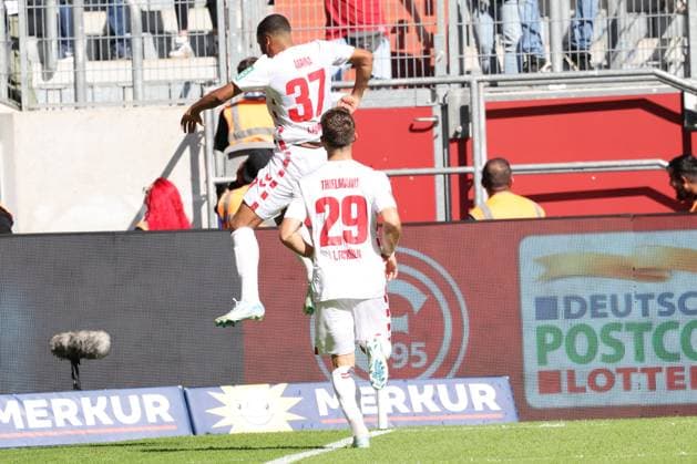 GER, 2 FBL Fortuna Duesseldorf vs 1 FC Koeln 21 09 2024, Merkur Spiel Arena, Duesseldorf, GER, 2 FBL Fortuna Duesseldorf vs 1 FC Koeln, in the picture goal celebration jubilation, 2 1 for Koeln by Linton Maina FC Koeln 37 , jumps up in front of the Koeln curve and Jan Thielmann FC Koeln 29 , nordphotoxGmbHx xMeuter nph00351