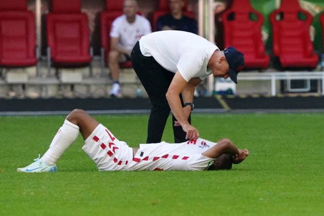 Soccer, 2 BL season 2024 2025 Fortuna Düsseldorf vs 1 FC Köln , Merkur Spiel Arena Düsseldorf , Gerhard Struber coach consoles Linton Maina, both 1 FC Köln,