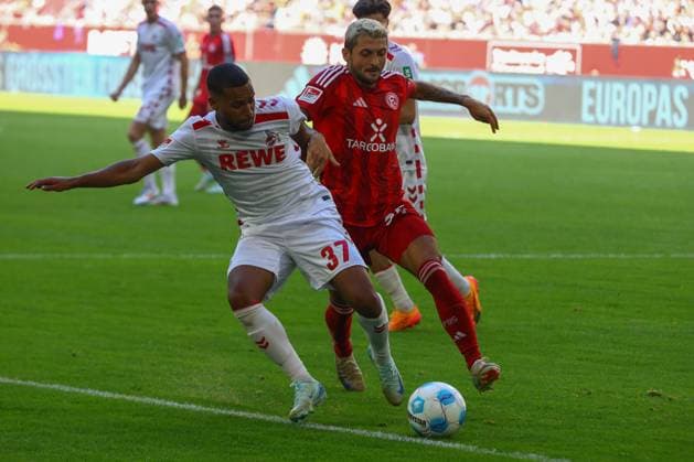 Matthias Zimmermann 25 Fortuna Duesseldorf in duel, action, with Linton Maina 37 1 FC Koeln Fortuna Duesseldorf vs 1 FC Koeln, Football, 2 Bundesliga, Matchday 6, Season 2024 2025, 21 09 2024 DFL REGULATIONS PROHIBIT ANY USE OF PHOTOGRAPHS AS IMAGE SEQUENCES AND OR QUASI VIDEO Foto kolbert press Ant Palmer Merkur Spiel Arena NRW Germany Copyright: xkolbert-press AntxPalmerx