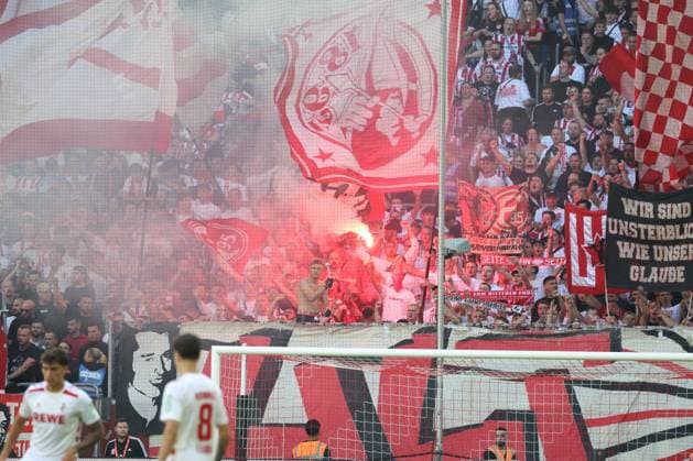 GER, 2 FBL Fortuna Duesseldorf vs 1 FC Koeln 21 09 2024, Merkur Spiel Arena, Duesseldorf, GER, 2 FBL Fortuna Duesseldorf vs 1 FC Koeln, in the picture fans Duesseldorf pyrotechnics, fireworks, smoke, danger, fire, beacon, curve, nordphotoxGmbHx xMeuter nph00351